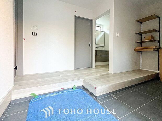 上質感漂う廊下。居住者の帰り、訪れる方を優しく迎える・安らぎに満ちた生活空間を予感させる。