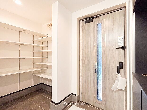 帰り着くたびに洗練されたテイストの空間に迎えられ誇りと喜びを感じる玄関まわりです。