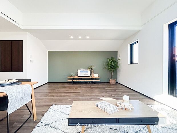 落ち着いた雰囲気に包まれた伸びやかな空間で、ゆったりと家族団らんの時間を過ごせます。