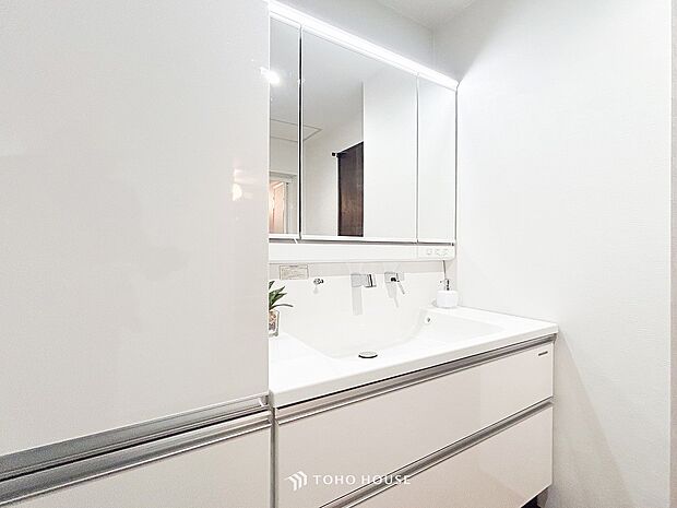 洗面台・洗面所パウダールームはナチュラルな雰囲気で清潔な印象。