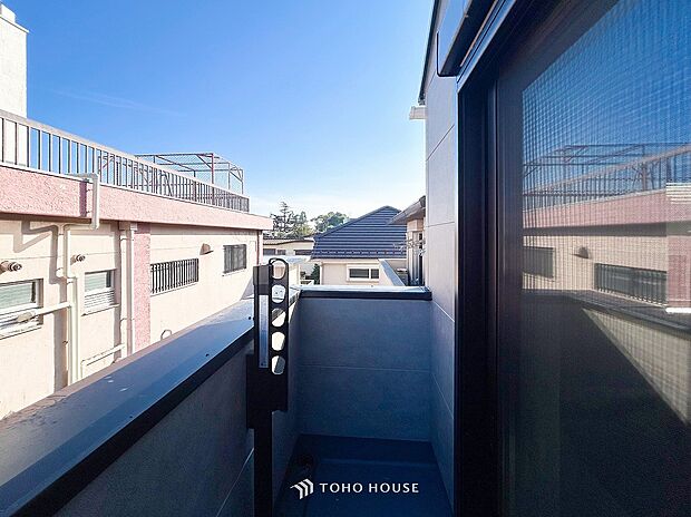 暮らしの中で光と風を演出してくれるバルコニー。