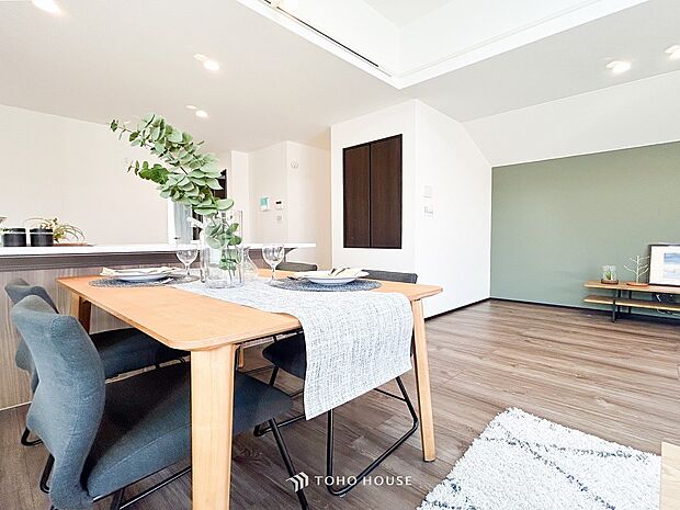 家族と過ごすひと時を溢れる光が優しく包み込むリビングダイニング。