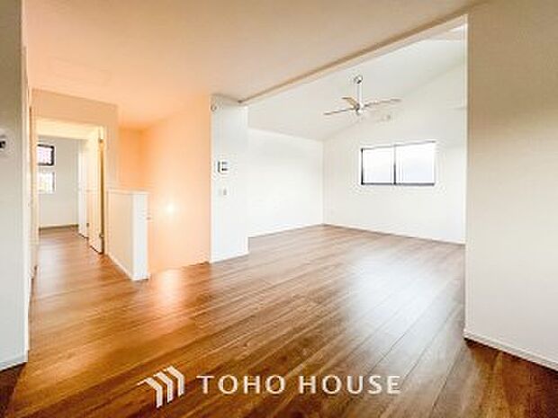 落ち着いた雰囲気に包まれた伸びやかな空間で、ゆったりと家族団らんの時間を過ごせます。