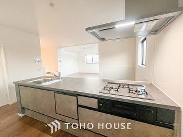 お手入れのしやすいすっきりしたシステムキッチンを採用しました。