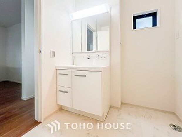 洗面台・洗面所パウダールームはナチュラルな雰囲気で清潔な印象。