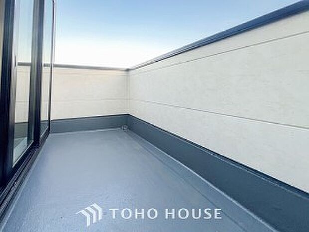 暮らしの中で光と風を演出してくれるバルコニー。