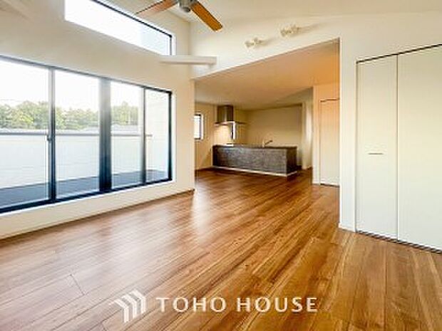 家族と過ごすひと時を溢れる光が優しく包み込むリビングダイニング。