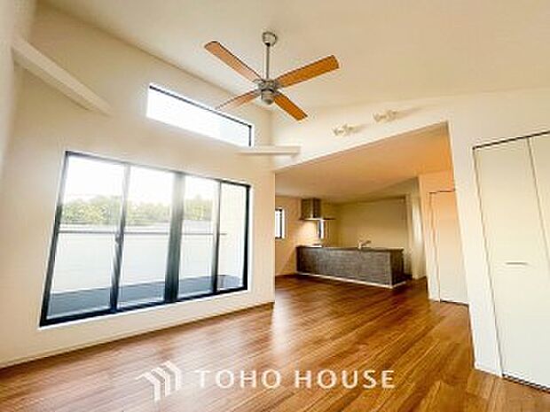 忙しい朝でも、しっかり家族が揃って食事をして頂けるゆとりある大きさのダイニングスペース。