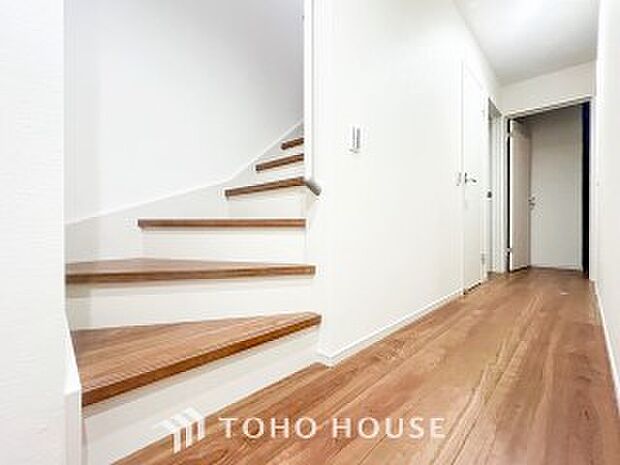 パブリックゾーンとプライベートゾーン繋ぐ階段。豊かな陽光が注ぎ込み、爽やかな住空間を演出。