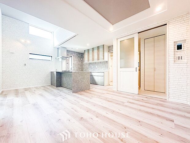 落ち着いた雰囲気に包まれた伸びやかな空間で、ゆったりと家族団らんの時間を過ごせます。