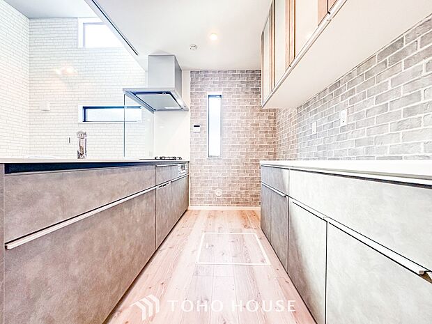 機能的で使い勝手のよさそうなキッチン。明るく清潔感があります。