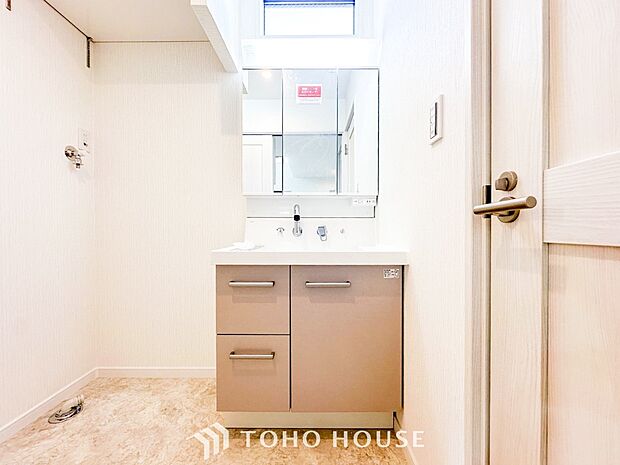 洗面台・洗面所パウダールームはナチュラルな雰囲気で清潔な印象。