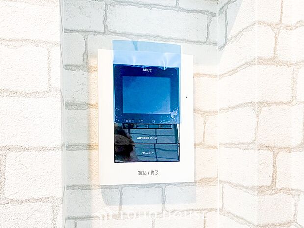 誰が来てもわかる様にモニター付きインターホンを設置。快適と安らぎを合わせた優しい設計。