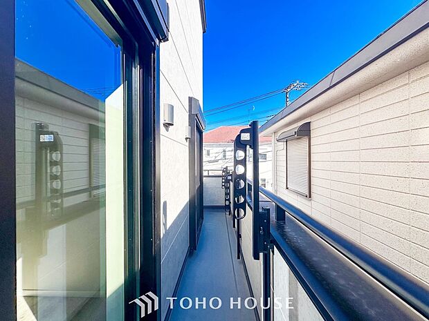 暮らしの中で光と風を演出してくれるバルコニー。