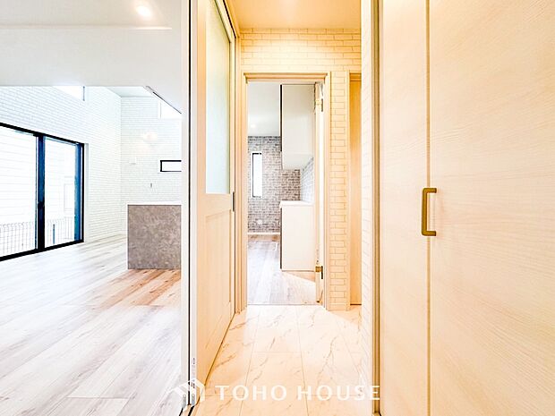 やわらかな陽射しがふりそそぎ、ゆったりした時間が流れる室内。