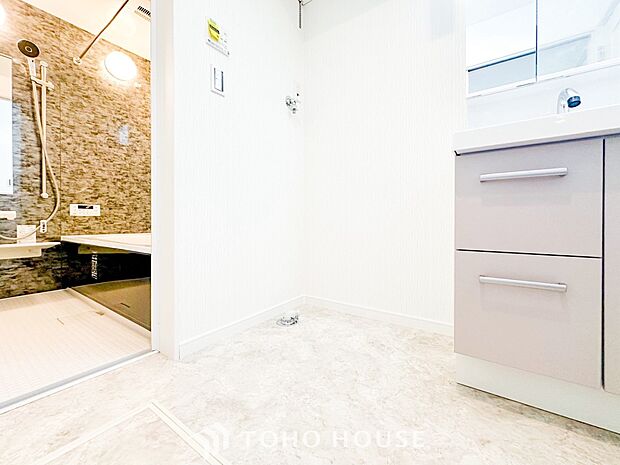 洗濯機を配置しても十分なスペースを確保しております。