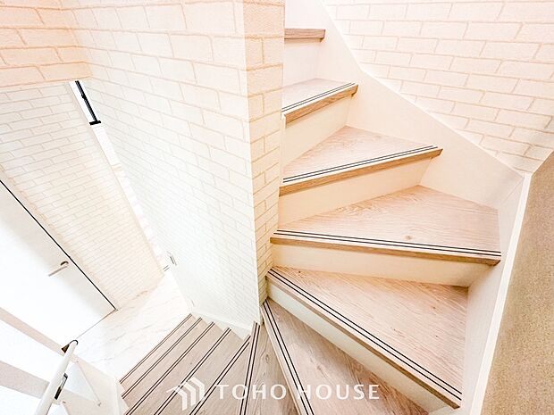 各フロアを結ぶ階段。集いの空間と一人の時間を楽しむプライベートルームをバランスよく繋いでいます。