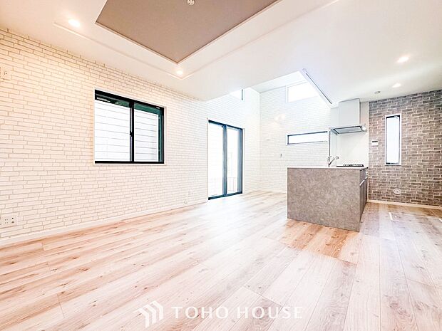 光と風があふれる開放的なリビングダイニングには自然と家族みんなが集まってきます。