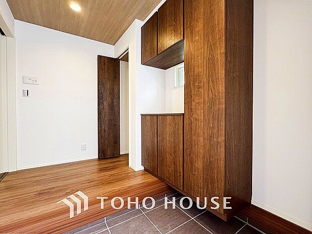 上質感漂う廊下。居住者の帰り、訪れる方を優しく迎え安らぎに満ちた生活空間を予感させます。