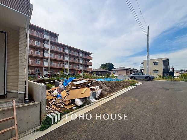 前面道路含む現地写真『快適』は「家」と「街」と「環境」が調和した時に訪れるだと改めて感じさせてくれます。