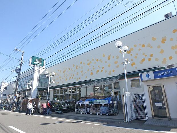 新鮮な生鮮品を品揃え豊富に取り扱うスーパー。2階フロアでは衣料品・薬の販売も行っています。