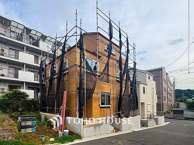 閑静な住宅街の陽当りに恵まれた土地で寛ぎに満ちた生活を。