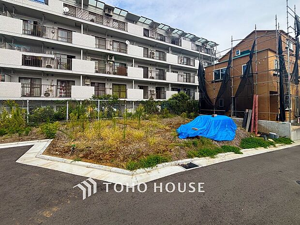 前面道路含む現地写真『快適』は「家」と「街」と「環境」が調和した時に訪れるだと改めて感じさせてくれます。