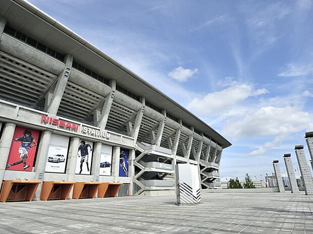 観客席約7万人。サッカーワールドカップ決勝が行われた競技場。週末にはフリマなども開催されています。