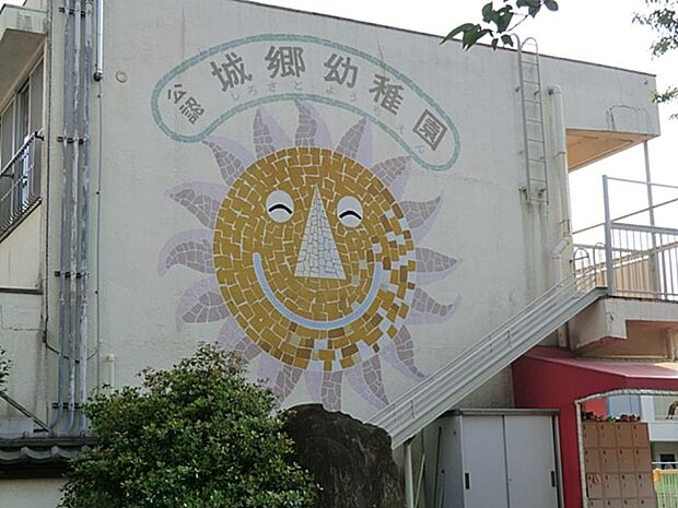 お寺の幼稚園なので、仏教に触れることができます。園庭が広くのびのび遊べます。