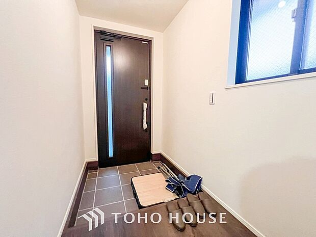 明るくコントラストのある、開放感と清潔感を兼ね備えた玄関。