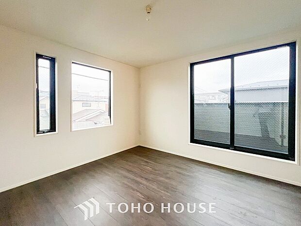 大きな窓からたっぷりと陽光が注がれる明るい空間。家族の成長に対応できる永住仕様の間取り。