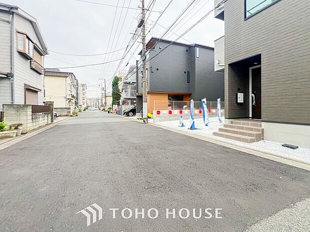 前面道路含む現地写真『快適』は「家」と「街」と「環境」が調和した時に訪れるだと改めて感じさせてくれます。