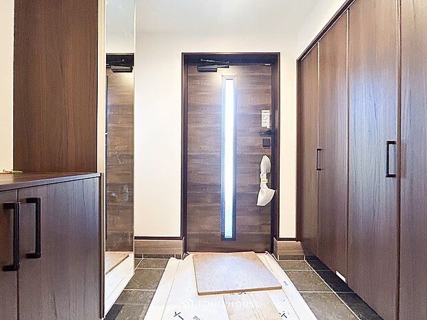 落ち着いた色を基調としていて、明るく優しい玄関となっています。