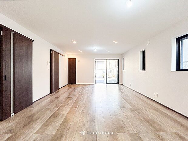 明るく開放的な空間が広がるLDK。室内には豊かな陽光が注ぎ込み、爽やかな住空間を演出。