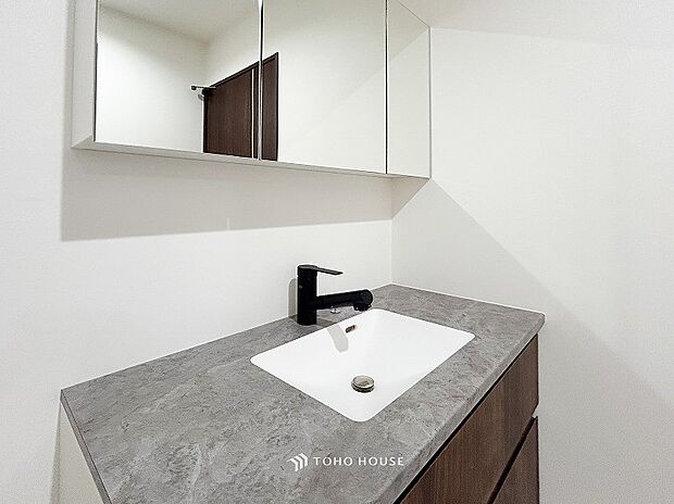 洗面台・洗面所三面鏡裏収納には化粧品や洗面用品類をすっきり整理できます。