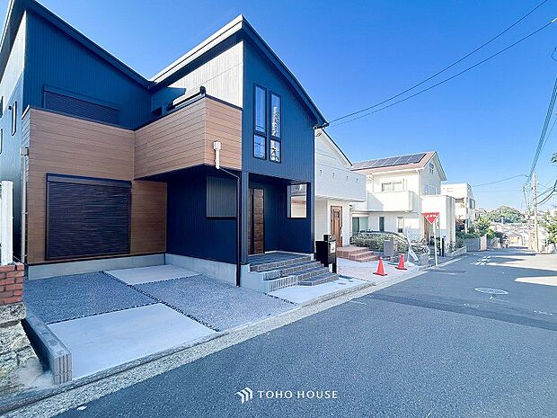 前面道路含む現地写真『快適』は「家」と「街」と「環境」が調和した時に訪れるだと改めて感じさせてくれます。