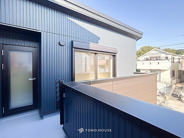 暮らしの中で光と風を演出してくれるバルコニー。