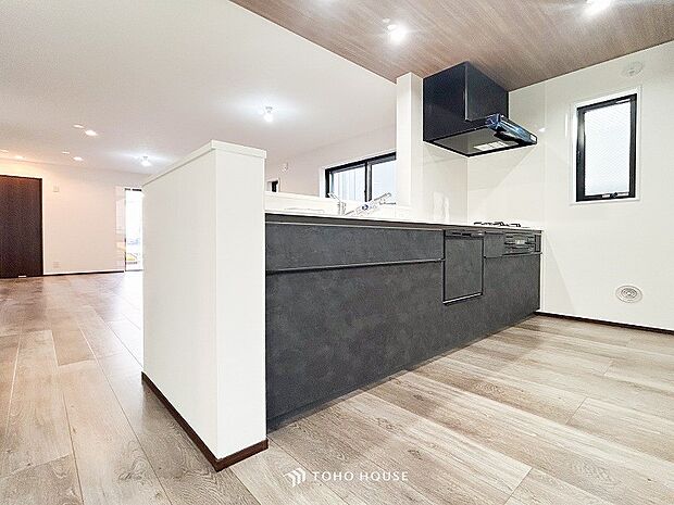 対面式キッチンのあるLDKで家族の会話が弾みます。