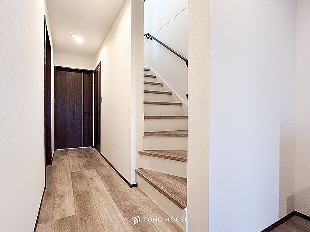 上質感漂う廊下。居住者の帰り、訪れる方を優しく迎える・安らぎに満ちた生活空間を予感させる。