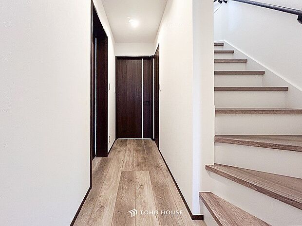 階段にはお子様やお年寄りに安心な手すりをご用意。