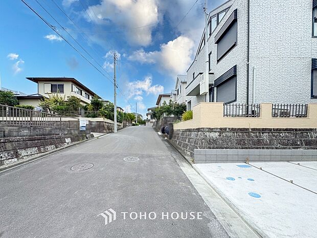 前面道路含む現地写真『快適』は「家」と「街」と「環境」が調和した時に訪れるだと改めて感じさせてくれます。