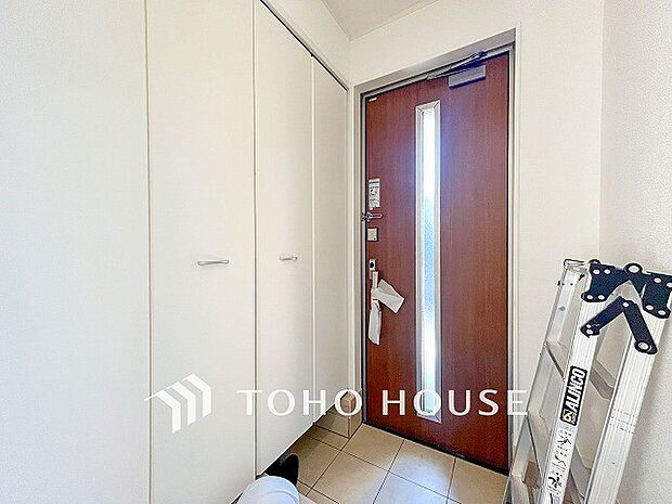 明るく開放感のある玄関。居住者の帰り、訪れる方を優しく迎えてくれます。