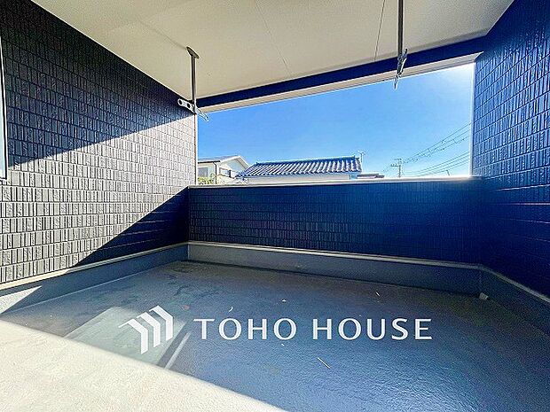 プライベート性が確保されたバルコニー。ワイドな空間にたっぷりの陽光が降り注ぎます。