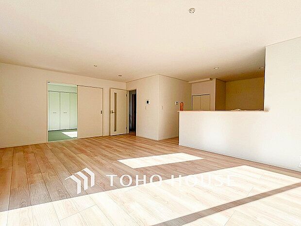 忙しい朝でも、しっかり家族が揃って食事をして頂けるゆとりある大きさのダイニングスペース。