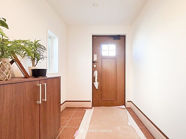 落ち着いた色を基調としていて、明るく優しい玄関となっています。