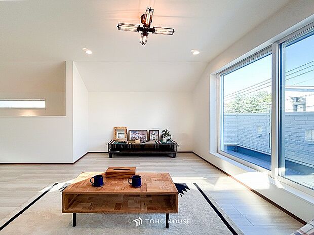 明るく開放的な空間が広がるLDK。室内には豊かな陽光が注ぎ込み、爽やかな住空間を演出。