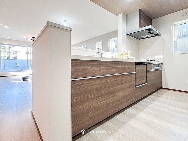 お手入れのしやすいすっきりしたシステムキッチンを採用しました。