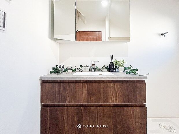 洗面台・洗面所三面鏡裏収納には化粧品や洗面用品類をすっきり整理できます。