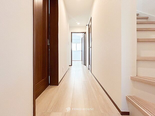 上質感漂う廊下。居住者の帰り、訪れる方を優しく迎える・安らぎに満ちた生活空間を予感させる。