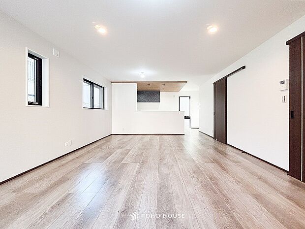 落ち着いた雰囲気に包まれた伸びやかな空間で、ゆったりと家族団らんの時間を過ごせます。